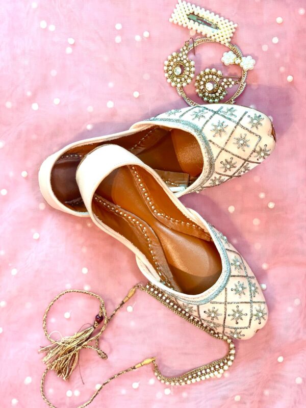 Handcrafted Ladies Khussa - Image 3