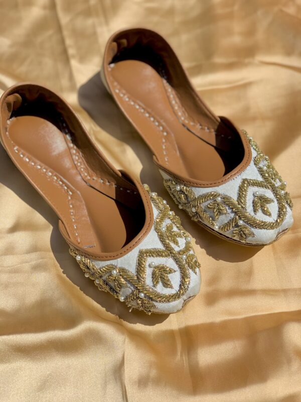 White Supreme  Embroidery  Pearl  ladies Khussa
