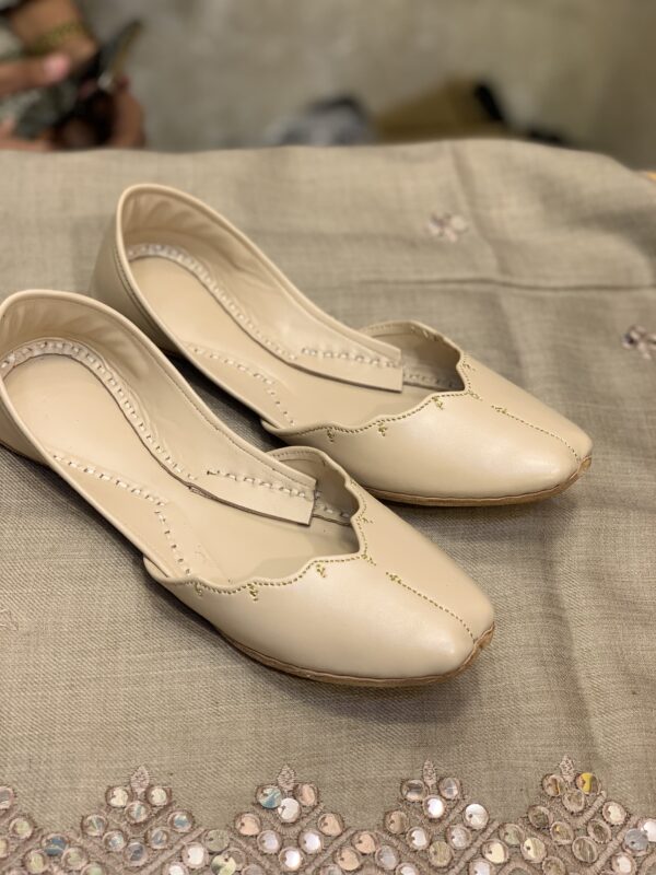 Cream Pointed Ladies Khussa